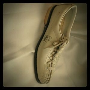 Brunswick Lady Rebel Leather Bowling Shoes Size 8A